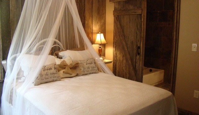 Rocky Creek Cottage ~A charming 2-bedroom country cottage in beautiful Maryville