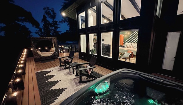 Romantic Pet-Friendly RRG Cabin w/Hot Tub Sunsets