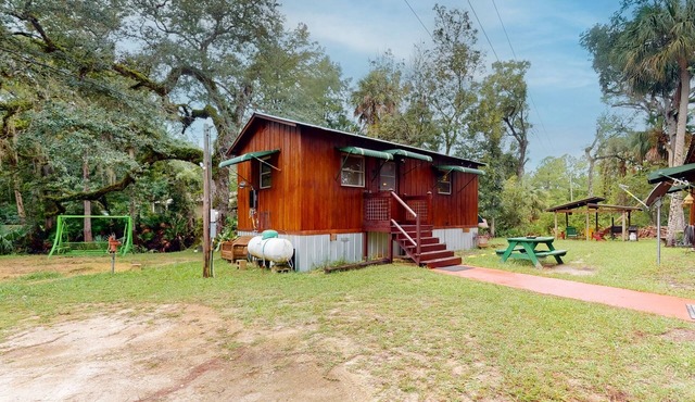 Rustic riverfront cabin with views, firepit, grill, canoe, kitchen, & W/D