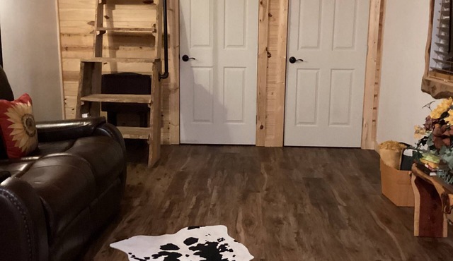 Rustic tiny cabin with hot tub: wooded seclusion minutes from downtown Tulsa