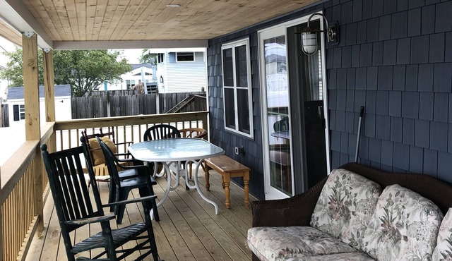 Seabrook Beach May/June Sept/Oct 4 BR - 2BTH - Porch - 2 min walk to beach