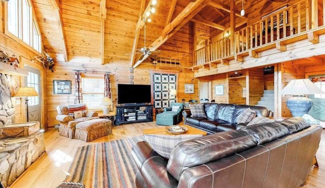 Secluded cabin with mountain views, fire pit & billiards