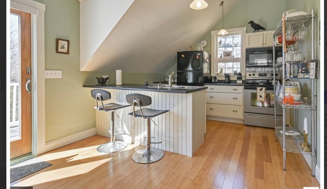 Secluded, Stylish Studio Apartment Convenient to All!