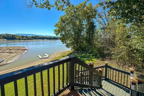 Serene Lakefront Home Dock Game room Fire Pit