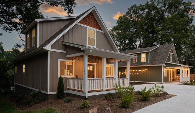 SLEEPS 20/HOT TUB/ARCADE GAME/FOOSBALL/CORNHOLE