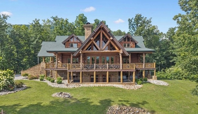 Sleeps 26 Pampered Guests 2 Hot Tubs 15 Min Gatlinburg 8 BR 9.5 Bath Theater