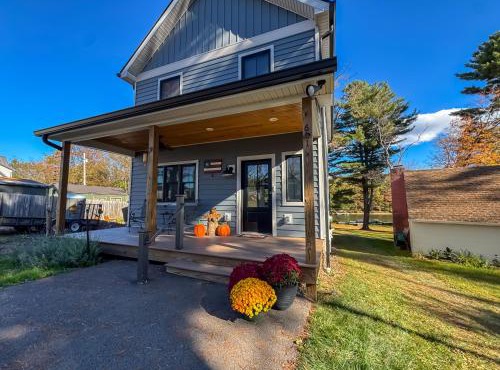 Smore Memories: A cozy 5-bedroom lake cabin in Deep Creek Lake with hot tub.