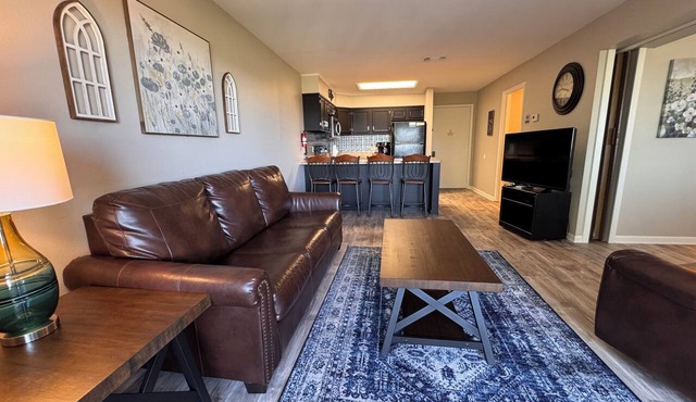 South Shore Newly Updated 1-bedroom! Mini-Golf, pickleball, 2 Pools & More!