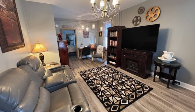 Spacious 1 BR Stratton House: A Cozy Downtown Stay Backing to Culp's Hill