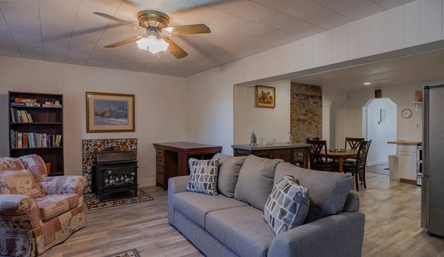 Spacious 2BR Home with Mountain View and Piano!
