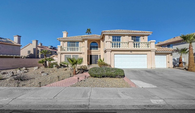 Spacious 5-bedroom House in Henderson Close to Strip/Airport/Shopping/Casino