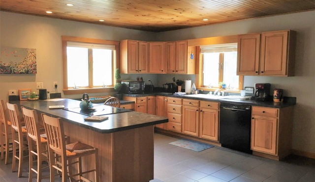 Spacious In-Town Southwest Harbor Apartment. Minutes From Acadia.