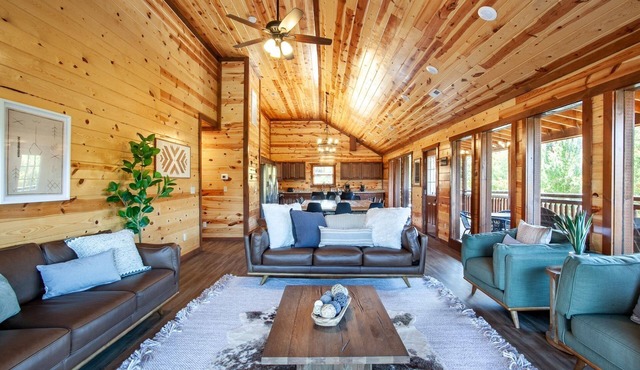 Splash Of Gatlinburg 6 Bedroom Cabin by RedAwning