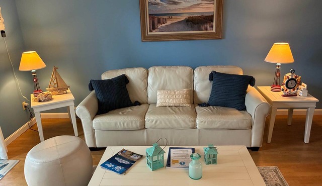 Steps to private beach & heated pool, 1-mile from Main St. shops, AC, & Wi-Fi