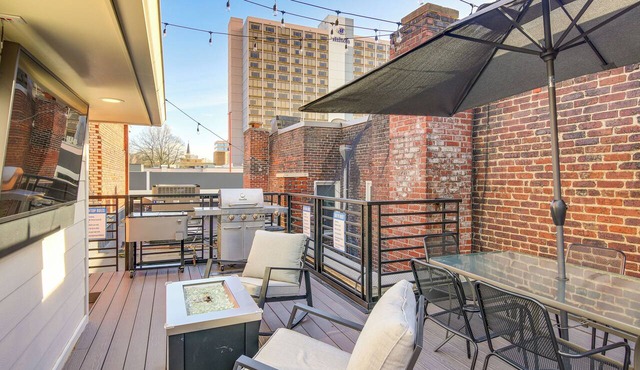 Stylish Dtwn Knoxville Condo w/Rooftop Deck!