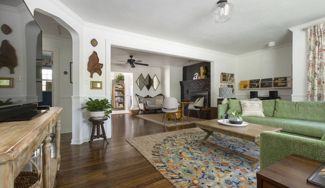 Stylish mountain cottage walkable to downtown with private backyard.