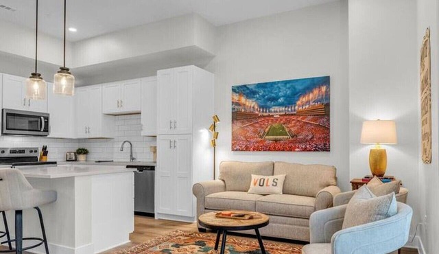 Stylish Vols Loft | Queen Bed | Downtown Knoxville