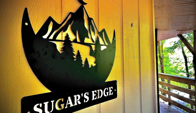 Sugar's Edge Luxury Mountain Treehouse with AirCon