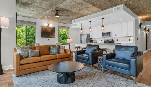 Summit Hill Stay | King Suite | Free Parking