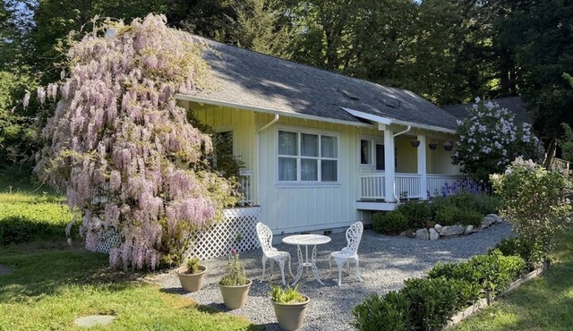 "Sunset Shire" 2BR Cottage and add-on Hobbit House
