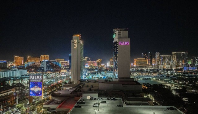 SVS: Strip View Studio | Pool & Gym Access | Palms Place