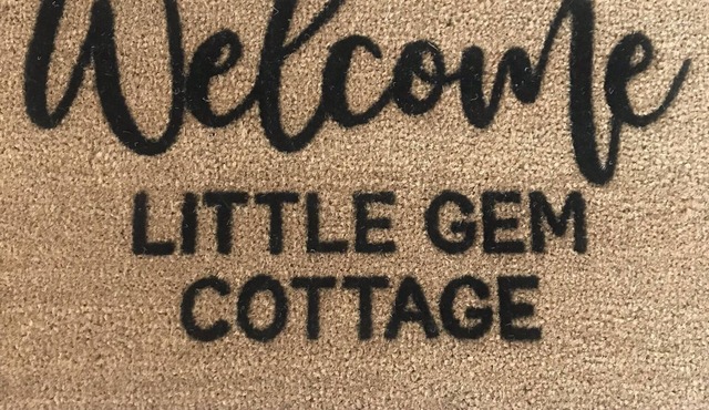 Sweet & cozy cottage with a mix of modern & vintage style awaits you!