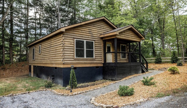 The Gertie Cabin w/Hot Tub at Halfback Hollar Farm