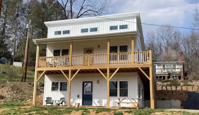 The Hive Waynesville 1 mile to downtown