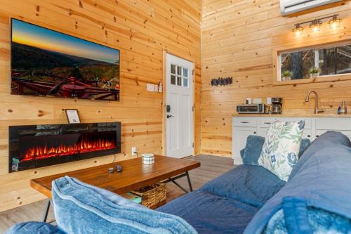 The Hummingbird - Mountaintop Cabin with Hot Tub
