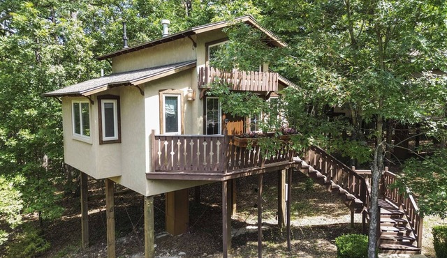 The Love Nest Treehouse with Jacuzzi