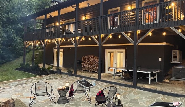 The Outpost, on Little Pisgah Mountain - a Secluded Modern Cabin Oasis