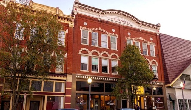 The Railhouse Loft. Central Downtown Location