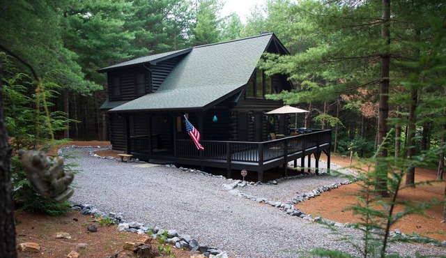 The Robsen Cabin. 1hr from Asheville, Lakeside Secluded Cabin