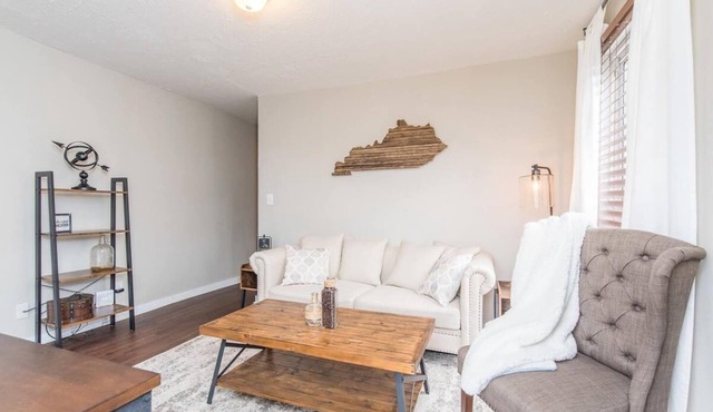 This house is a 2 bedroom(s), 1 bathrooms, located in Frankfort, KY.