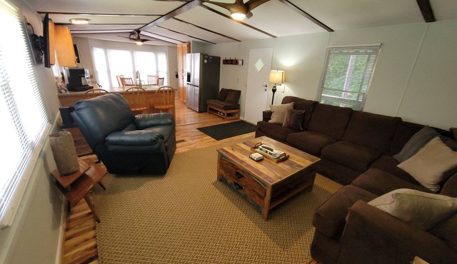 Topsy's Trailer, Private, FAST WiFi, Small Dog Ok, HOT TUB, Close to AVL/Hendo