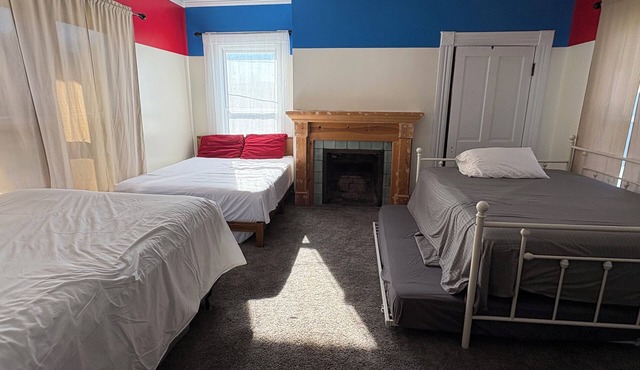 Traditional Bed & Breakfast in Irvine KY with Swimming pool, Wi-Fi Room 3
