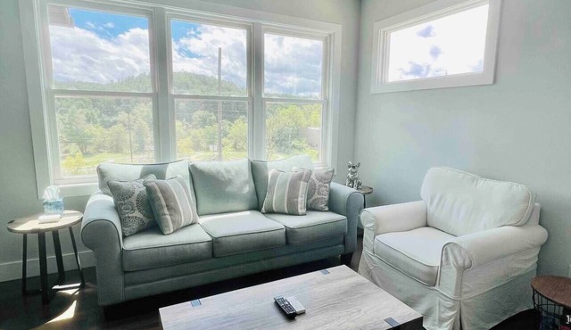 Tranquil River Home-5 miles to Biltmore