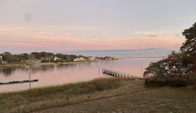 Tree lined Hideaway on the Bay