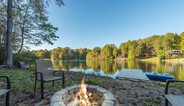 Treetop Lakehouse with Mountain Views Canoe Kayaks Fireplaces Bunk Room