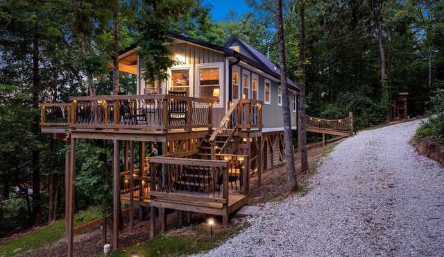 Treetop Terrace- Hot Tub, Wifi, Sauna, Firepit