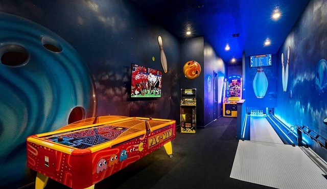 Trendy Home w Trampoline RM, Bowling, Fantasy Themed BR & Theater - Near Disney