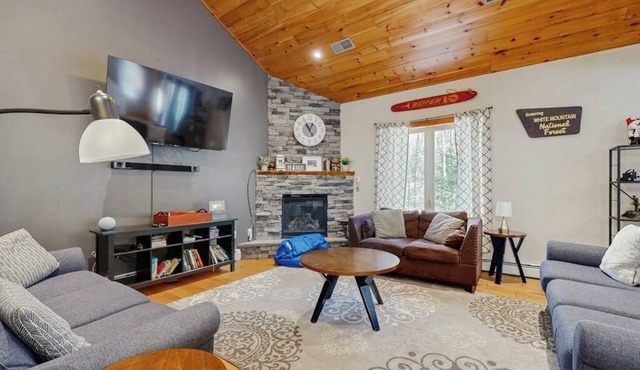 Two-level Townhome with Gas Fireplace, Deck, and Grill - Amazing Location