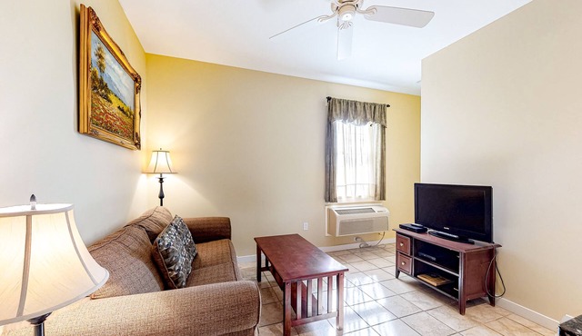 Two Neighboring Suites, Each w/WiFi, Two TVs, and Central AC - Near Acadia