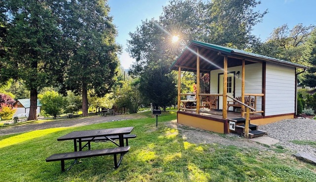 Umpqua National Forest Cabin #8 – Near Crater Lake & Umpqua Hot Springs