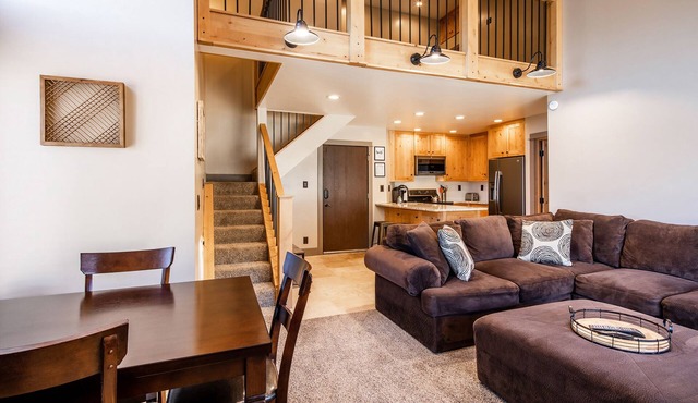 Updated Corner Unit Condo. Next to Giant Steps Ski Lift.
