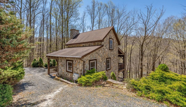 Upscale mountain log cabin with decks, fireplaces, & two primary bedrooms