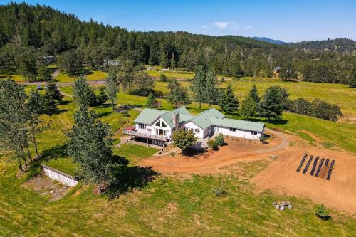 Vineyard Farmhouse in Oakland w/Hot Tub!