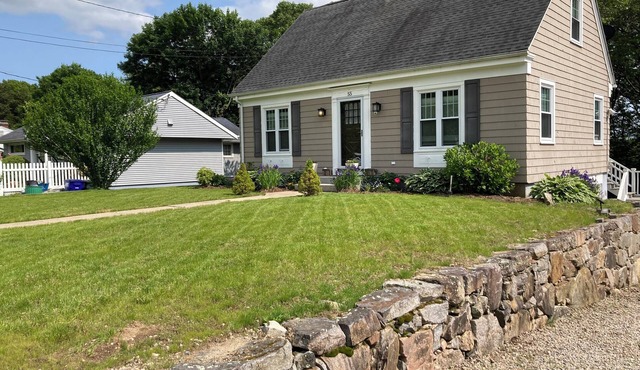 Visit MYSTIC & R.I. BEACHES. LOVELY HOME, short drive to Misquamicut & Foxwoods!