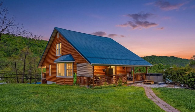 Walkable to local attractions w/Hot Tub & Fire Pit