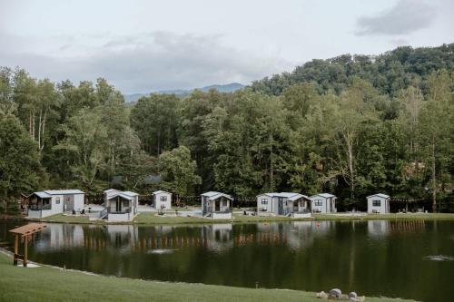 Water View Cabin - Fishing Lake - Groundhog Cabin